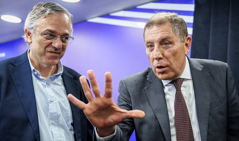 El director de la OPP, Rodrigo Arim, y el ministro de Economía, Gabriel Oddone, en la conferencia de este jueves en Torre Ejecutiva