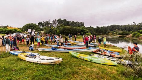 Vecinos durante movilización en arroyo El Potrero. Foto: Gentileza Comisión de Vecinos de Ocean Park