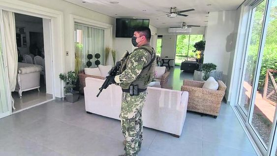 Como parte de un operativo histórico contra el narcotráfico, las autoridades paraguayas allanaron residencias en la ciudad de San Bernardino.