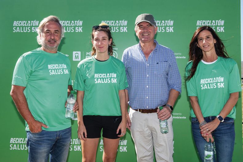El director comercial de Salus Sebastián Rollero y la directora de Marketing de Salus Cecilia Cassani rodean a la directora de Ambiente de Lavalleja Virginia Toledo y al subsecretario de Ambiente Gerardo Amarilla
