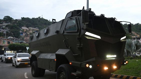 Soldados colombianos patrullan en un camión militar cerca de la frontera con Venezuela en Cúcuta, Colombia, el 6 de enero de 2026. Soldados colombianos patrullan en un camión militar cerca de la frontera con Venezuela en Cúcuta, Colombia, el 6 de enero de 2026.