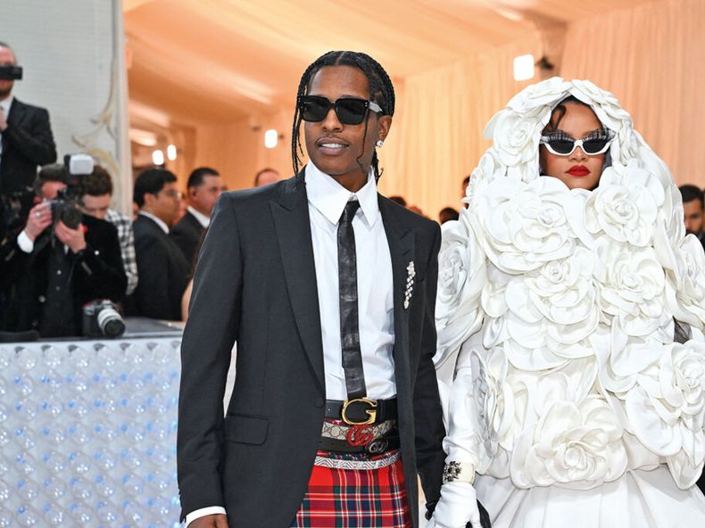 Los últimos en llegar a la alfombra roja fueron Rihanna y su pareja, A$AP Rocky: ella llevó un vestido de alta costura de Valentino diseñado por Pierpaolo Piccioli, y él un conjunto de Gucci. Foto: Angela Weiss, AFP