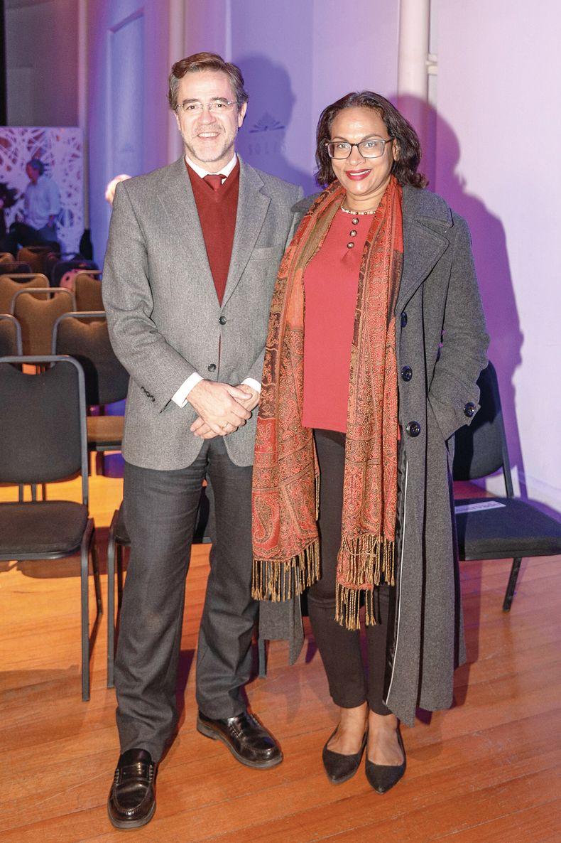Embajador de España Javier Salido Ortiz y Samantha Persad.