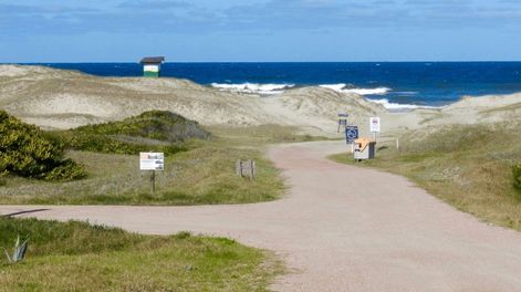 Playa de La Esmeralda, próximo al lugar donde Uruguay pretende lanzar al espacio satélites de empresas privadas