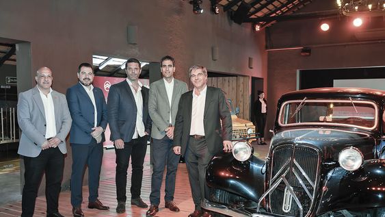 Gerente comercial de Oversil Adrián Rosso, Zone Sales manager de Stellantis para América Latina José Guilherme Torezim, director de Oversil Andrés Soler, vicepresidente de Operaciones Comerciales de Stellantis para América Latina Fernando Varela y director de Oversil Martín Soler Gerente comercial de Oversil Adrián Rosso, Zone Sales manager de Stellantis para América Latina José Guilherme Torezim, director de Oversil Andrés Soler, vicepresidente de Operaciones Comerciales de Stellantis para América Latina Fernando Varela y director de Oversil Martín Soler