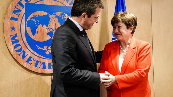 Sergio Massa saluda a Kristalina Georgieva, directora gerente del FMI. Foto: AFP Sergio Massa saluda a Kristalina Georgieva, directora gerente del FMI. Foto: AFP