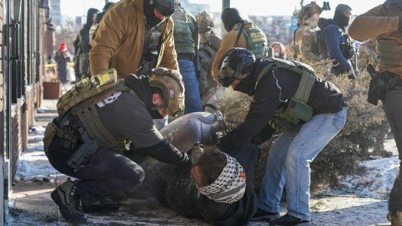 Un manifestante es arrestado mientras la gente se reúne después de que agentes de ICE dispararon a alguien varias veces mientras intentaban detenerlo en Minneapolis, Minnesota, EE.UU., el 24 de enero de 2026.