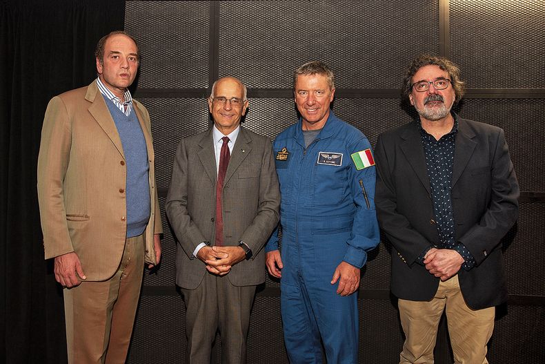 Vicecoordinador de la Campaña Electoral Expo 2030 Roma Caetano Castellini, embajador de Italia Giovanni Iannuzzi, Roberto Vittori y director del Planetario Oscar Méndez