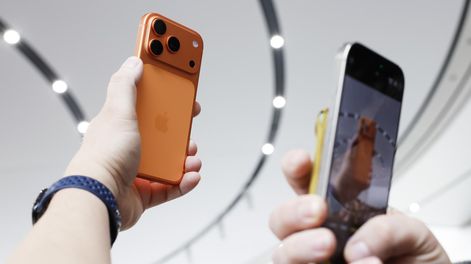 Una persona interactúa con el nuevo iPhone 17 de Apple.