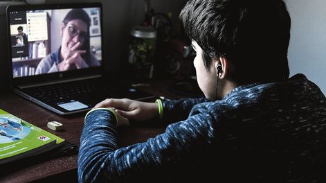 Clases de secundaria a través de la plataforma Zoom. Foto: Javier Calvelo / adhocFOTOS