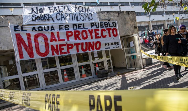 Manifestación del sindicato de OSE en contra del proyecto Neptuno, en el edificio central de OSE, Montevideo
