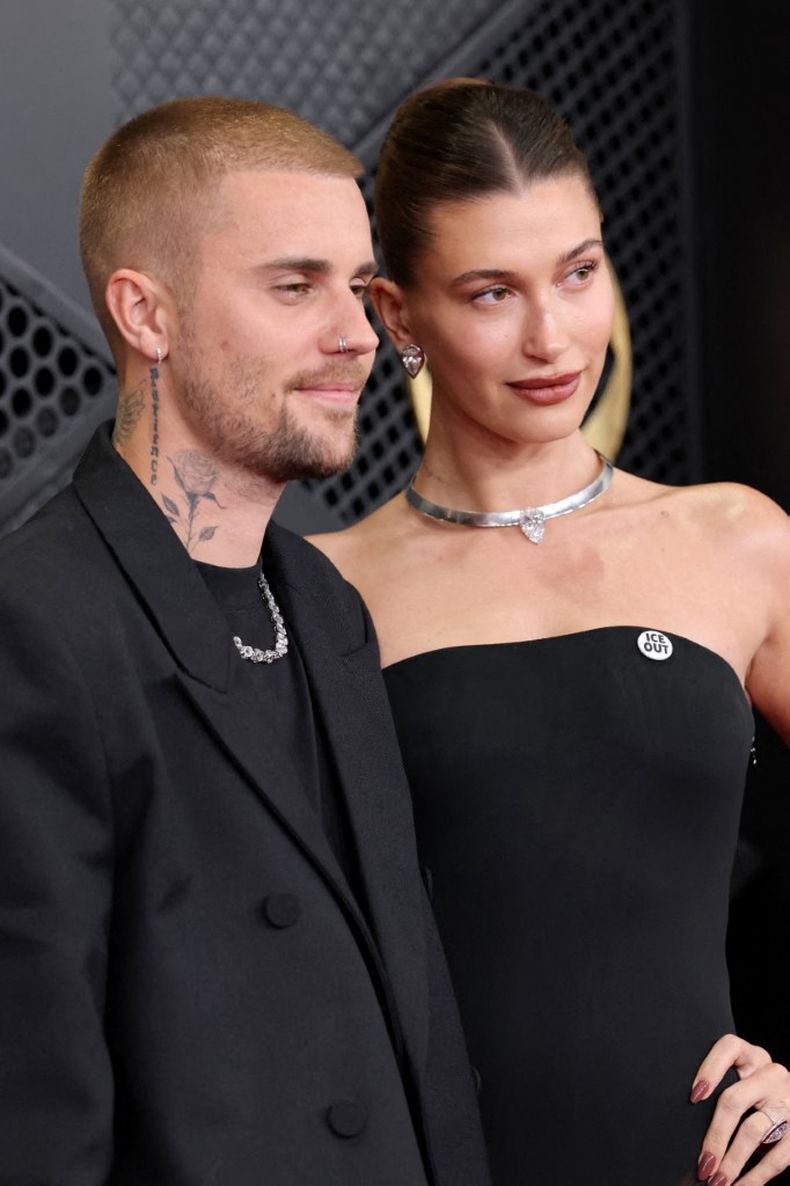 Hailey Bieber, quien también llevó un pin con la consigna “Fuera ICE”, posó en la alfombra roja junto a su esposo, Justin Bieber.