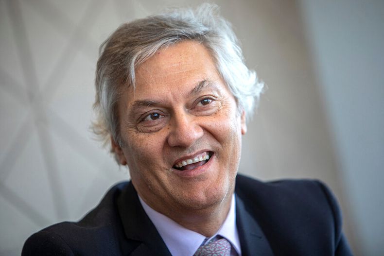 Constantino Gotsis durante la entrevista con Búsqueda. Foto: Mauricio Zina / adhocFOTOS