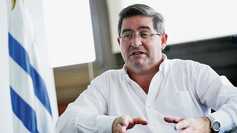 Leonardo Cipriani en su despacho de ASSE cuando lo presidía. Foto: Javier Calvelo, adhocFOTOS