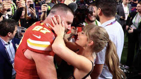 Travis Kelce y Taylor Swift en la celebración de la Super Bowl, el 11 de febrero de 2024.
