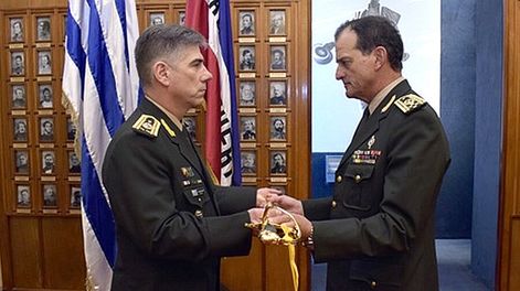 Búsqueda | En 2017, Ricardo Fernández recibió el espadín de general de manos del comandante Guido Manini Ríos. Foto: Ejército Nacional