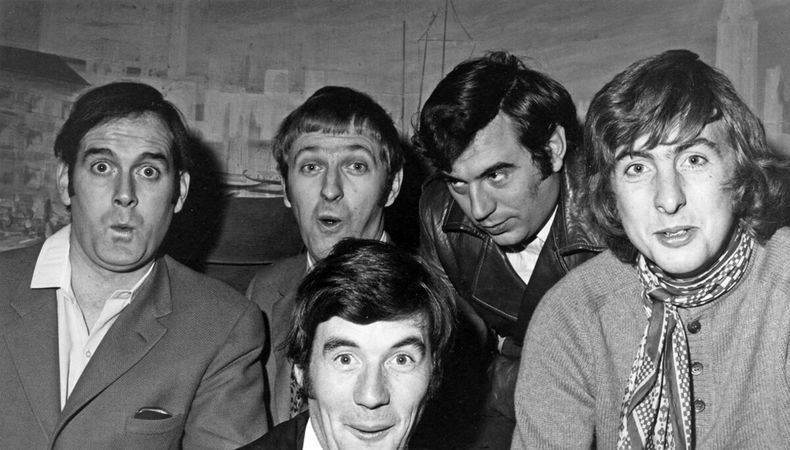 Los Monty Python estuvieron en la BBC desde 1969 hasta 1974, pero Cleese se fue al final de la tercera temporada.