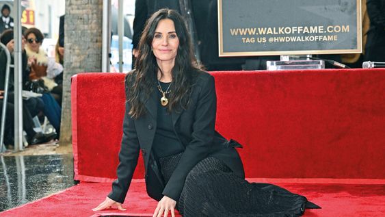Al destapar su estrella en el Paseo de la Fama de Hollywood, Courteney Cox agradeció a las amigas que la acompañaron y mencionó algunos de sus hitos actorales.