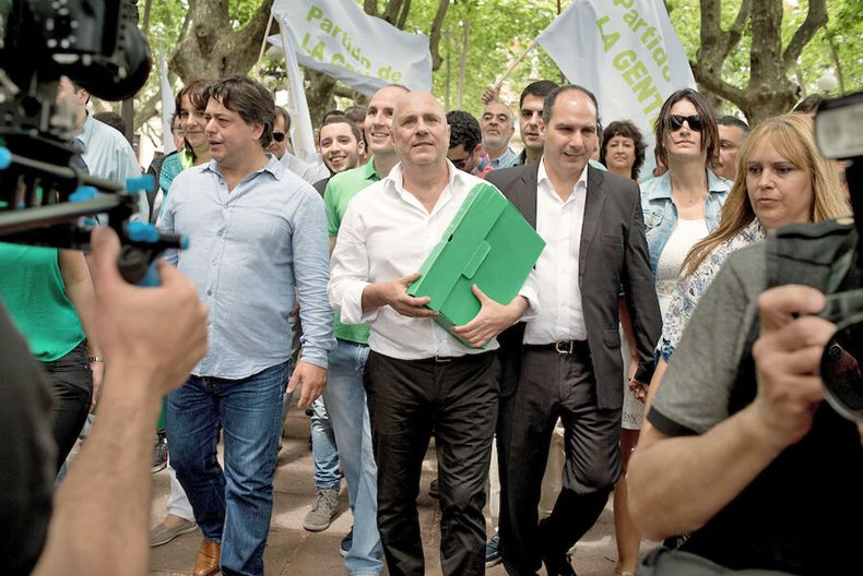 Edgardo Novick, Daniel Peña y Daniel Bianchi entregando las firmas ante la Corte Electoral para la inscripción del Partido de la Gente, en 2016