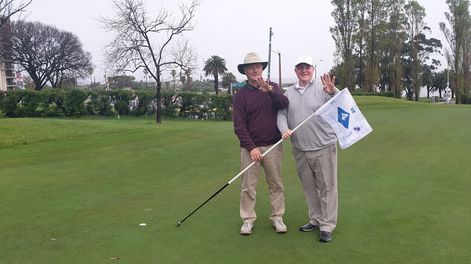 imagen de El inglés Nick Edmond visita clubes de golf del mundo  buscando concientizar a golfistas en la lucha contra el cáncer