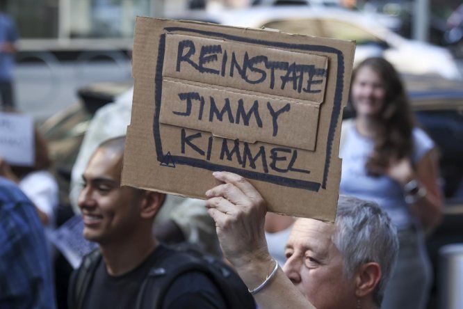 Protestas frente a las oficinas de ABC en respuesta a la suspensión del presentador estadounidense Jimmy Kimmel de su programa nocturno de entrevistas en Nueva York, el 18 de setiembre de 2025.