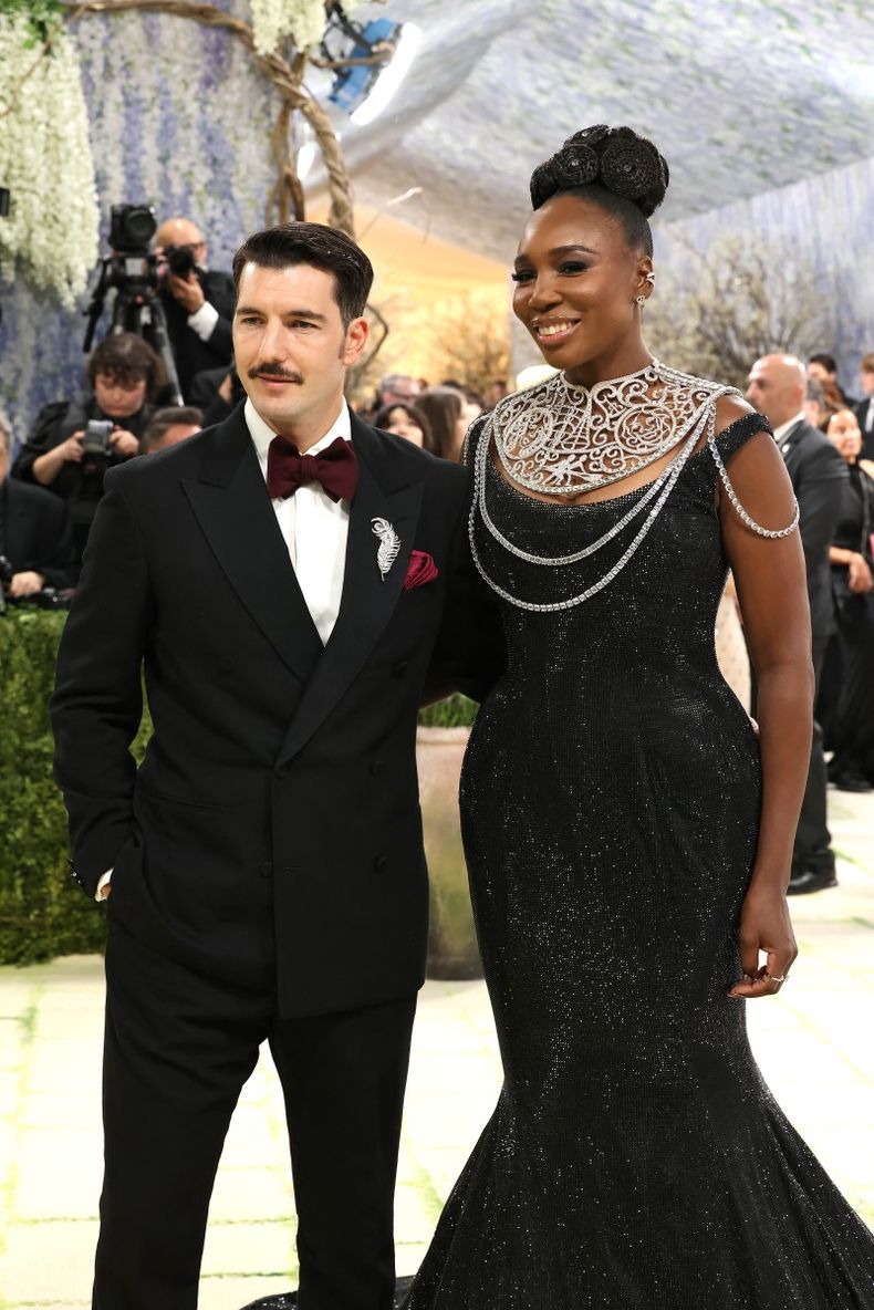 Venus Williams llegó a la alfombra roja acompañada de su esposo, Andrea Preti, y luciendo un vestido de malla de cristales Swarovski inspirado en un retrato suyo encargado por la National Portrait Gallery.