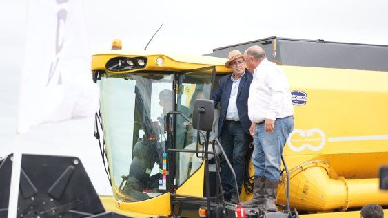 El ministro Alfredo Fratti durante la inauguración oficial de la cosecha de arroz 2026, realizada en la localidad de Cebollatí, Rocha.