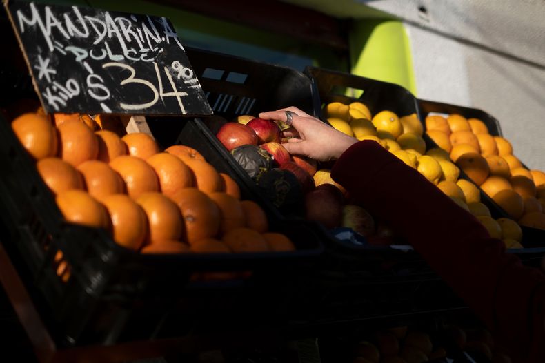 Puesto de frutas y verduras en el barrio La Blanqueada, en Montevideo
