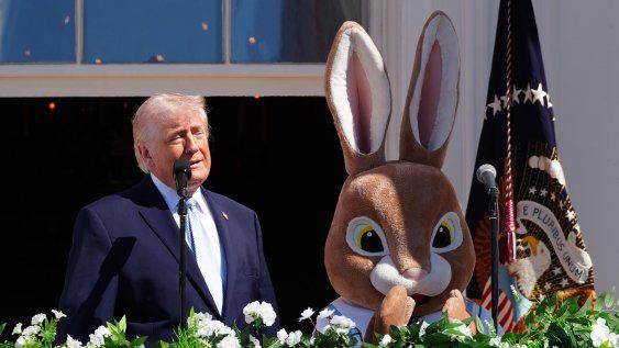 Donald Trump acompañado de un conejo de Pascua disfrazado, habla durante la apertura de los jardines de la Casa Blanca para que centenares de niños jueguen a la tradicional carrera de huevos de Pascua este lunes, en Washington.