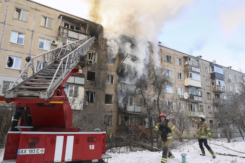 Rescatistas ucranianos trabajan en el lugar del ataque con drones contra un edificio residencial en Járkov, noreste de Ucrania, el 3 de febrero de 2026, en medio de la invasión rusa.