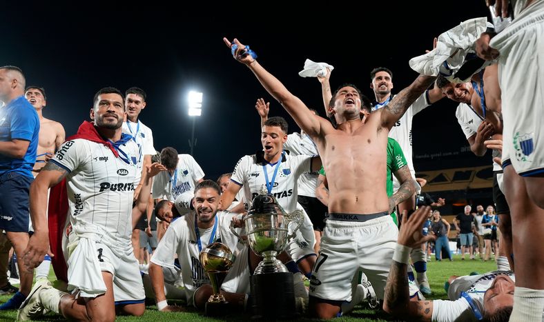 Los jugadores de Liverpool celebran el Campeonato Uruguayo de 2023, el primero y hasta ahora el único que obtuvo el club en la Primera División del fútbol uruguayo.