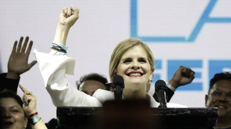 &nbsp;Laura Fernández celebra este domingo, en San José (Costa Rica).