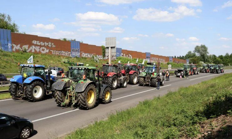 Agricultores de la Federación Nacional de Sindicatos de Explotantes Agrícolas (FNSEA) bloquean la autopista A1 con tractores, cerca de Lille, el 19 de mayo de 2025, para exigir el levantamiento de las regulaciones restrictivas para los agricultores.