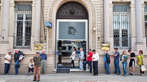 El Banco República tiene la red física más amplia en un sistema que tiende a suprimir sucursales. Foto: Ricardo Antúnez, adhocFOTOS