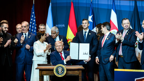 El presidente de Estados Unidos, Donald Trump, al finalizar su discurso durante el lanzamiento del Escudo de las Américas.