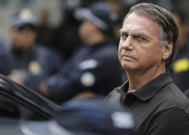 El expresidente brasileño, Jair Bolsonaro, sale del hospital DF Star de Brasilia el 14 de septiembre de 2025.