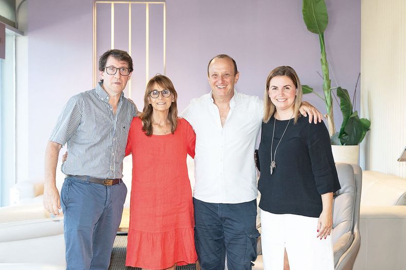 Presidente y vicepresidenta de la Fundación Álvarez Caldeyro Barcia Daniel Estévez y Ana Bianchi, director de Notable Pipe Stein, y gerenta de Marketing y Comunicación de Divino Victoria Dutra