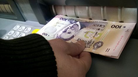 Cajero automático en centro comercial. Foto: Javier Calvelo / adhocFotos