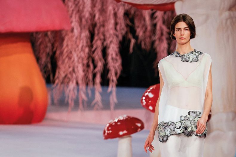 En su debut en alta costura, Matthieu Blazy logró que en Chanel convivieran el tweed con materiales ligeros, como gasas y transparencias.