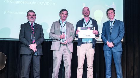 Búsqueda | Presidente del jurado del Premio Innovación Jorge Xavier y socio principal de PwC Uruguay Omar Cabral rodean a los representantes de la empresa ganadora ATGen, Fabricio Sarlos y Juan Andrés Abin