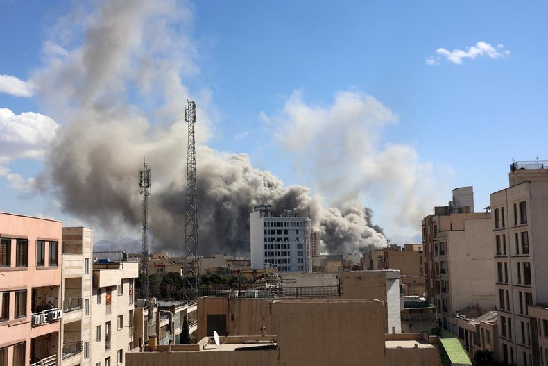 Humo se eleva en el centro de Teherán tras un ataque israelí en Irán, el 1 de marzo de 2026.&nbsp;