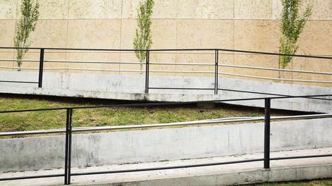 Rampa de acceso a la Facultad de Arquitectura de la Universidad de la República. Foto: Ricardo Antúnez / adhocFOTOS