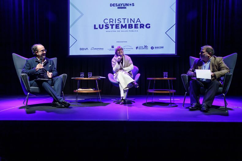 Director periodístico de Búsqueda Andrés Danza, ministra de Salud Pública Cristina Lustemberg y periodista de temas de salud en Búsqueda Leonel García