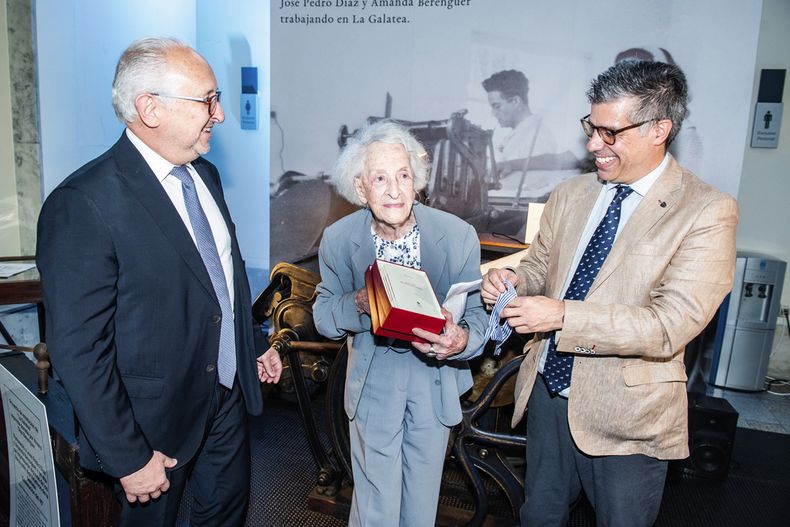Ministro de Educación y Cultura Pablo da Silveira, Ida Vitale y director de la Biblioteca Nacional Valentín Trujillo