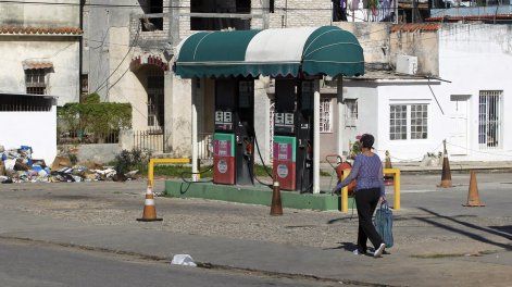 Una persona camina frente a una estación de servicio cerrada por falta de combustible este lunes, en La Habana (Cuba).