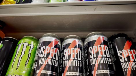 Bebidas energizantes en la góndola de un supermercado de Montevideo.