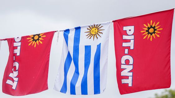 Banderas en una movilización del PIT-CNT.