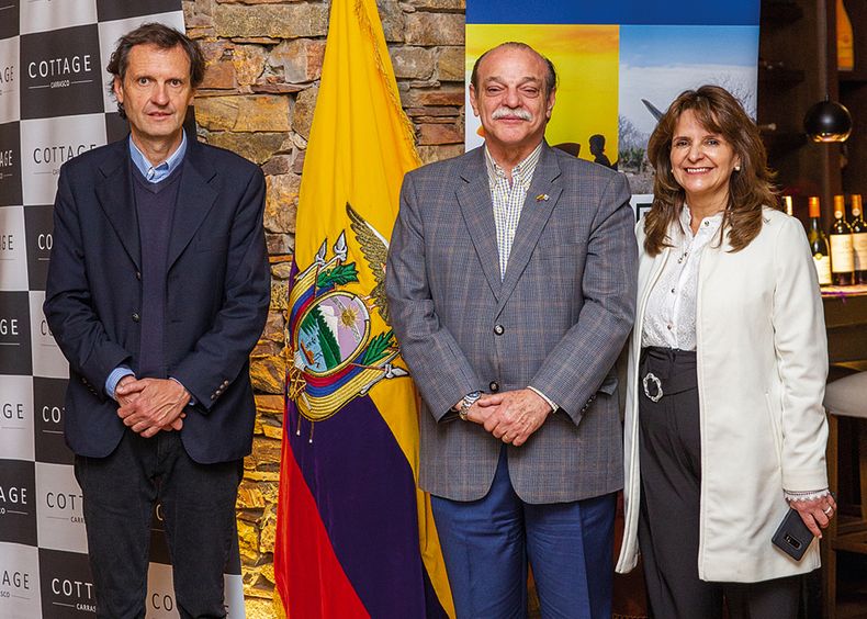 Sergio Goloubintseff, de Hotel Cottage, con el embajador de Ecuador Roberto Illingworth y la representante de Pro Ecuador Elizabeth Barsallo