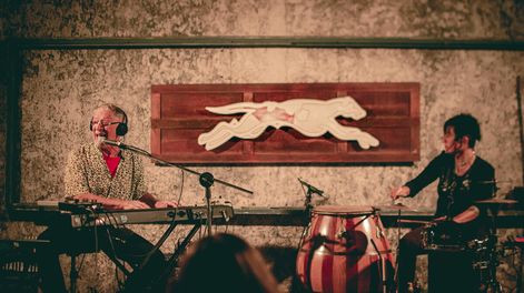 Búsqueda | La Onda, bar que debe su nombre a la histórica terminal de ómnibus ubicada anteriormente en ese espacio, organiza por segunda vez el ciclo musical Patio Adentro, que tendrá lugar durante enero y parte de febrero