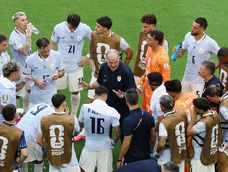 El entrenador de Uruguay, Marcelo Bielsa, les habla a sus futbolistas durante una pausa de hidratación en el partido contra Arabia Saudita, por el grupo H del Mundial 2026.